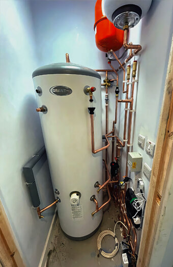 https://peppermintgrovehotwater.com.au/uploads/2025/06/gas-hot-water-system-11703.jpg